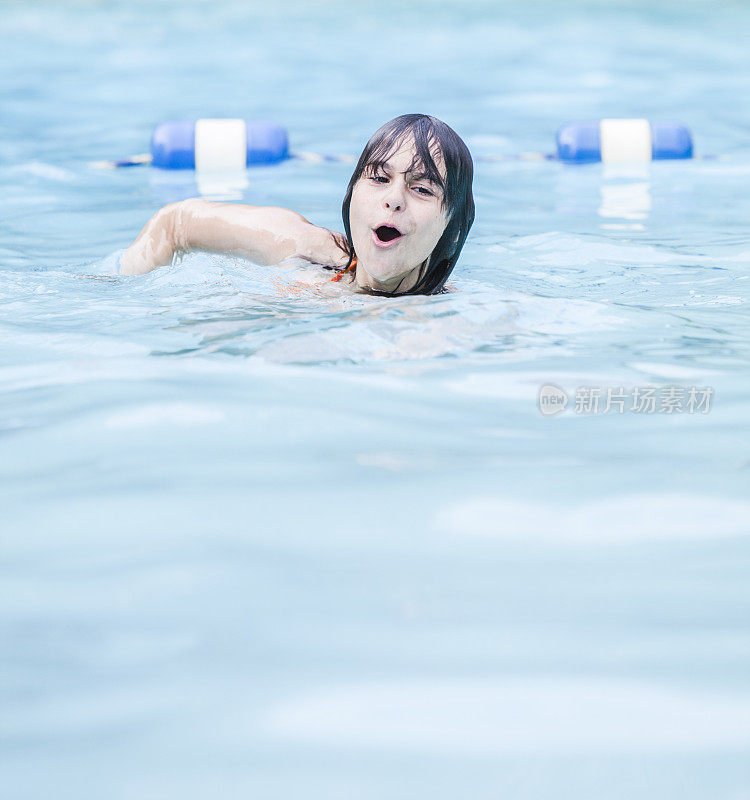 十几岁的女孩在游泳池游泳
