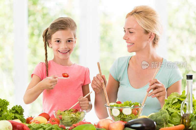 母亲和女儿在准备健康的食物