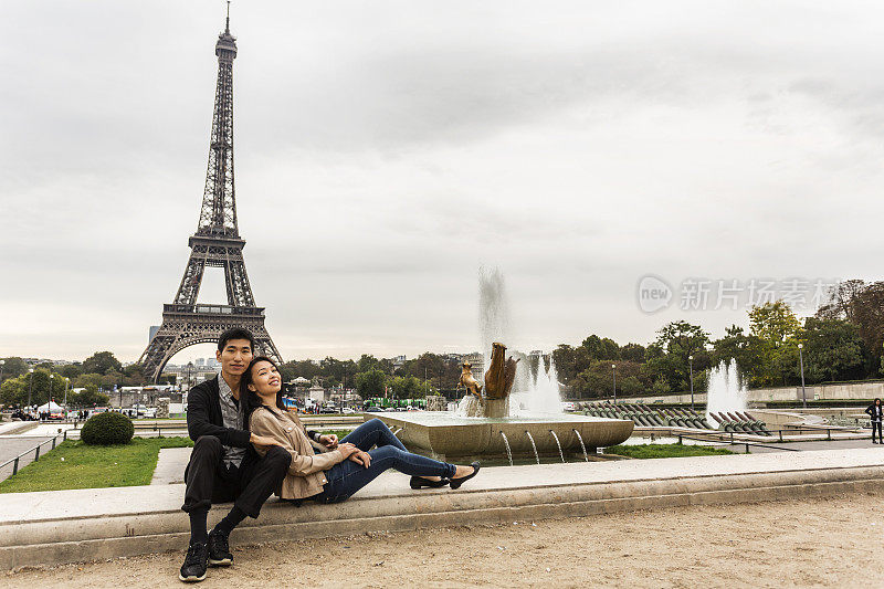 浪漫的亚洲情侣在巴黎放松