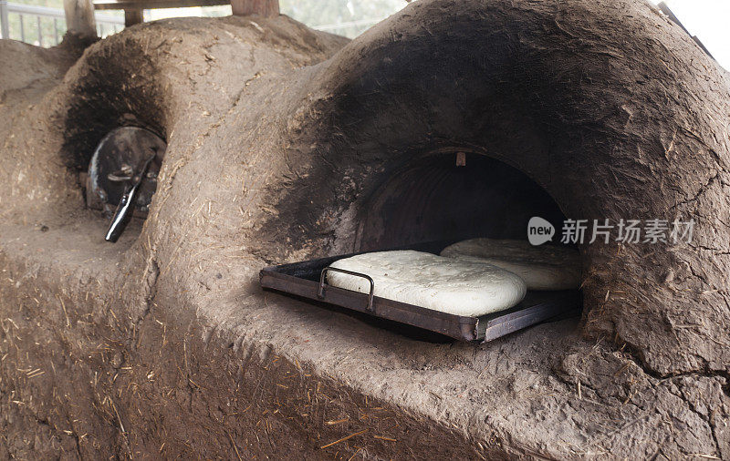 智利迈波的黏土烤炉里的扁平面包