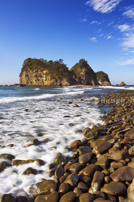 日本伊豆半岛的岩石海岸