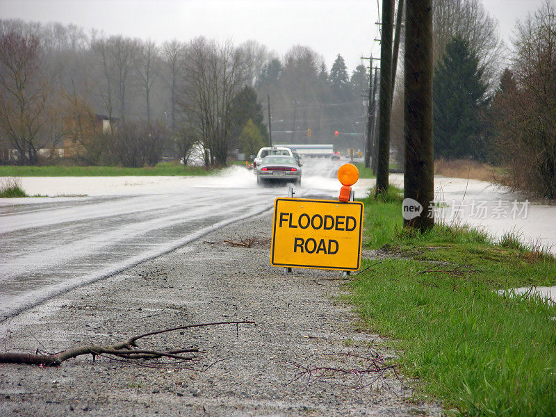 道路被水淹没，路标和树枝
