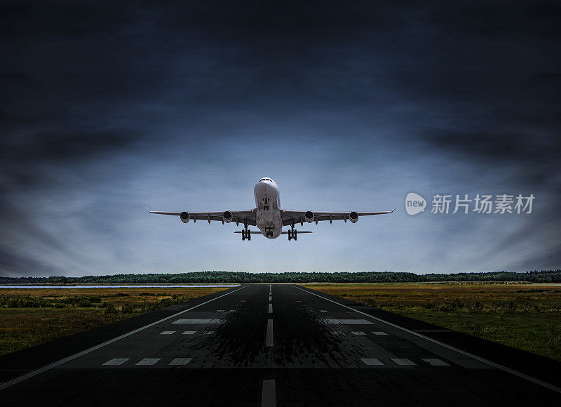 客机在黄昏降落