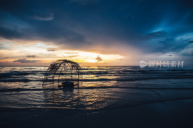 夕阳西下时，泰国海上的渔网