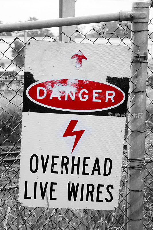 危险标志，警告架空电线带电