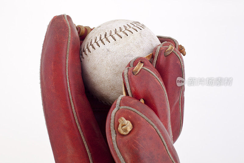 棒球戴在红色手套上，与白色手套隔离。
