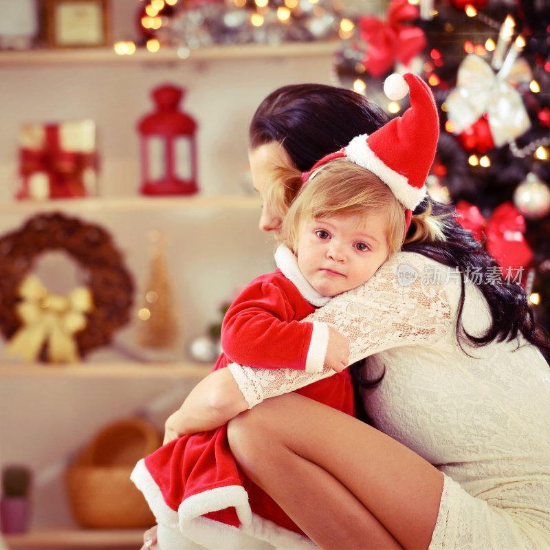 圣诞节的时候，哭哭啼啼的小女孩和妈妈在一起