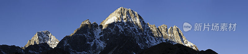 尼泊尔的山峰尖峰全景喜马拉雅雪山峰顶荒野日出