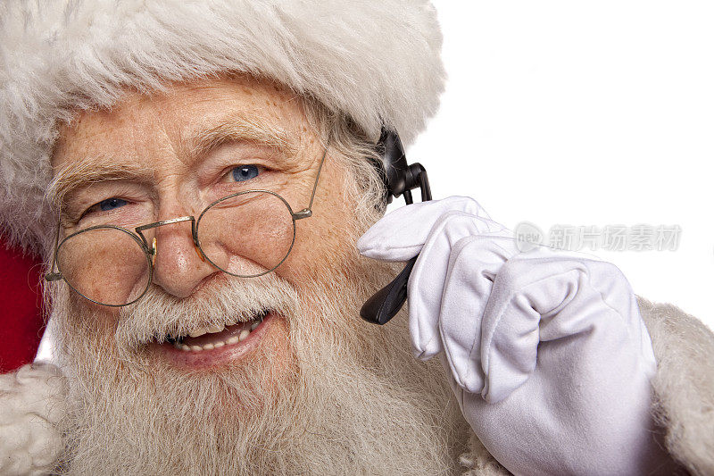 真正的圣诞老人接听电话的照片