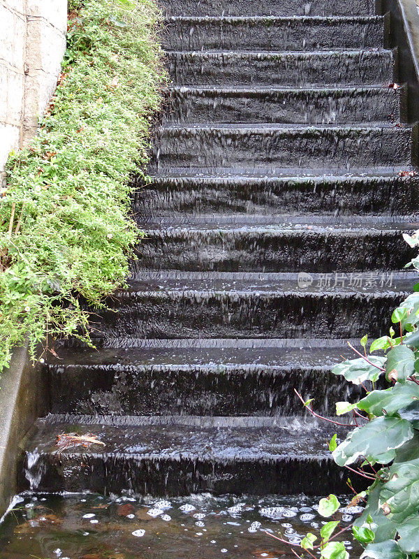 楼梯瀑布的形象，瀑布般的水从台阶上流下来