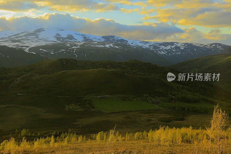 挪威的秋山日落景观和云彩