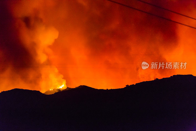 圣塔克拉利塔大火的夜间曝光照片