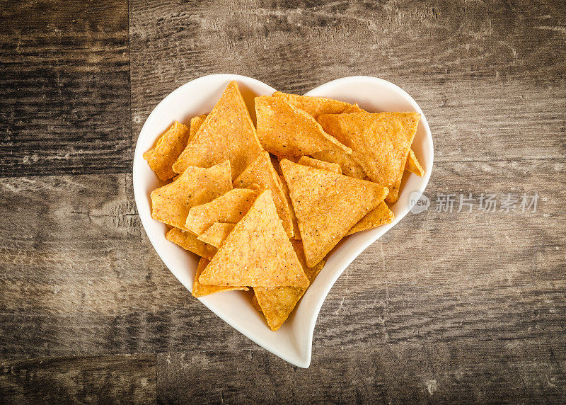 美味酥脆的玉米片放在一个心形的碗里