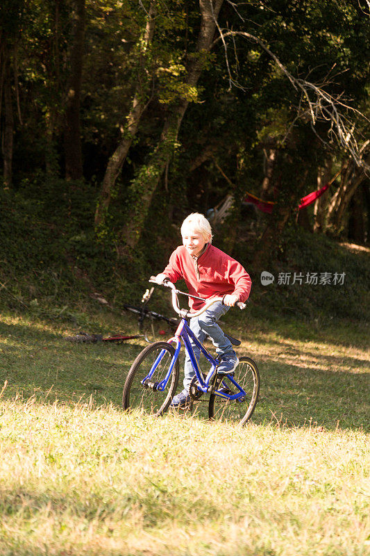 骑自行车穿越草原的少年