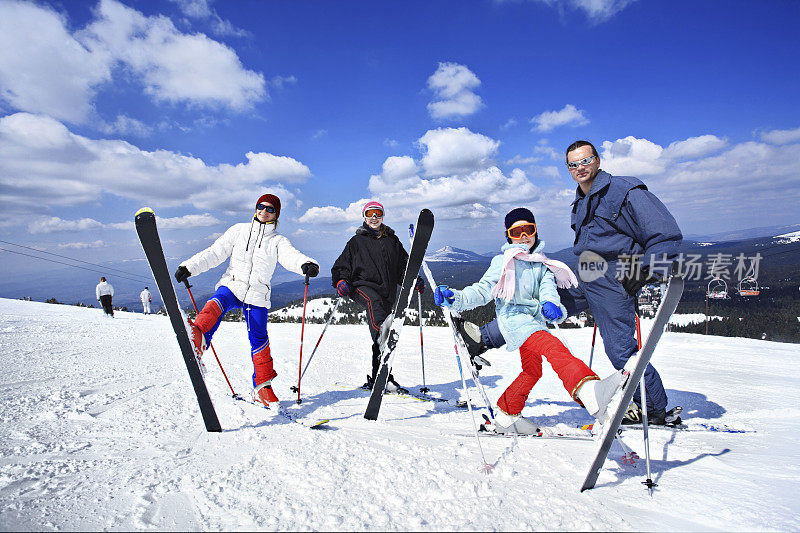 一群人在滑雪胜地。