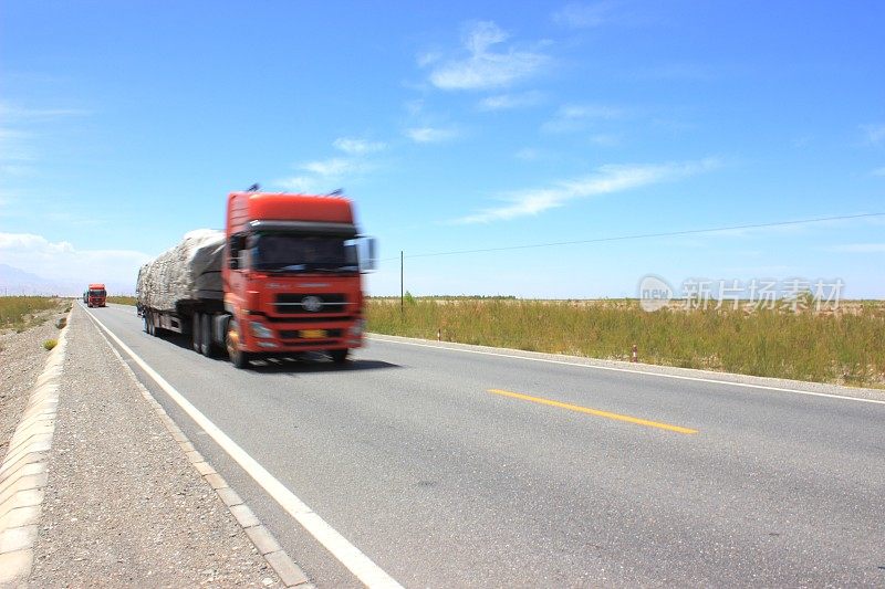 道路上模糊的卡车