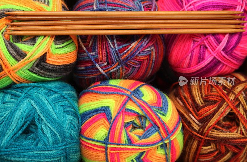 颜色鲜艳的袜子纱和竹编针