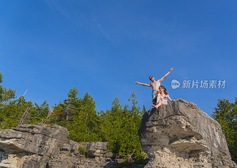 托博莫里的悬崖上，一名年轻男子和一名少女