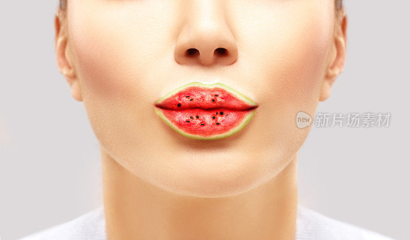 水果混合唇。女人的嘴与水果唇彩
