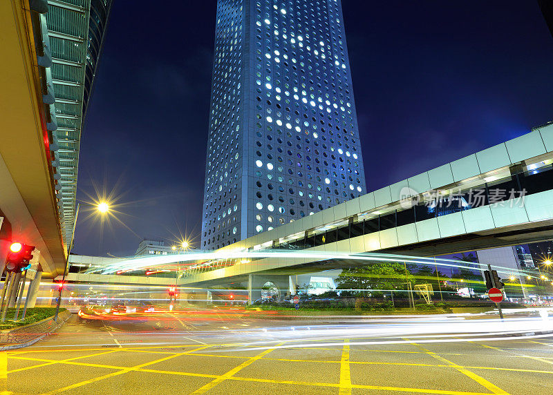 夜间有交通通道的城市风景