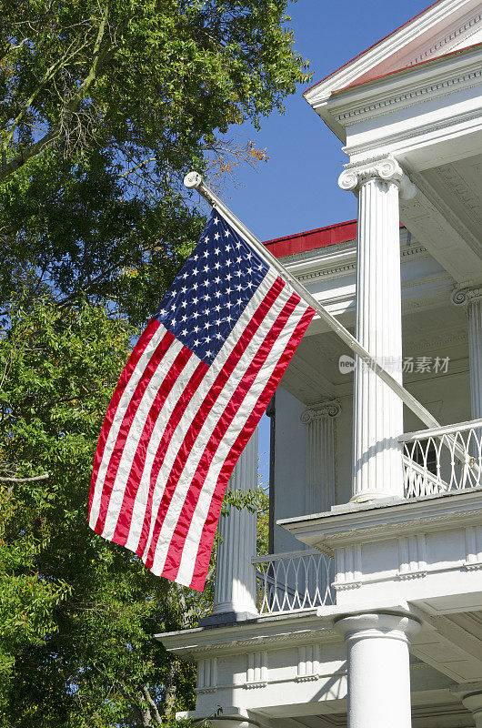 阳台的旗杆上挂着一面美国国旗。