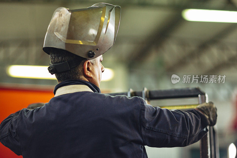 金属工人在工厂工作