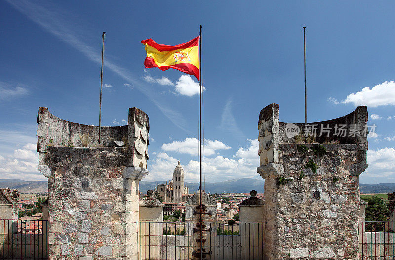 塞戈维亚上空飘扬的西班牙国旗