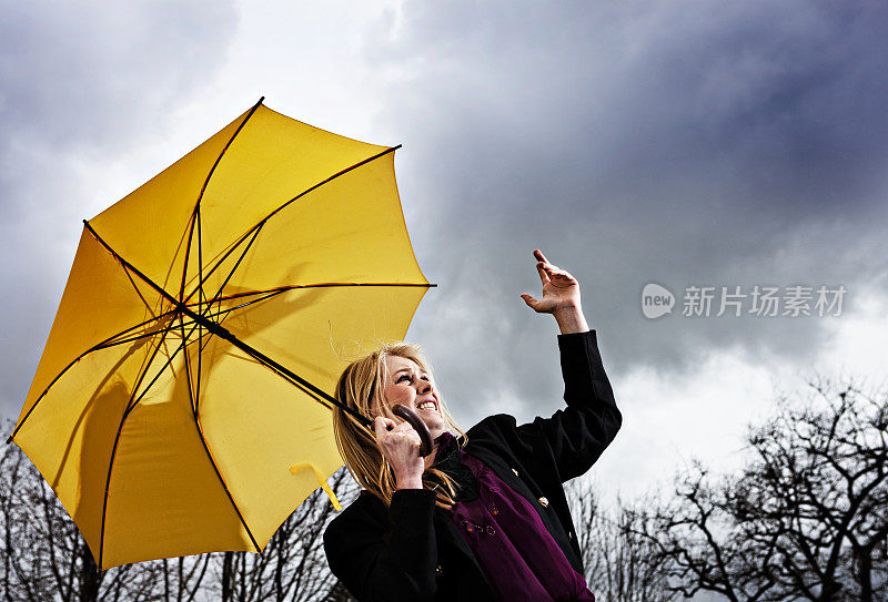 够了够了!拿着黄伞的金发女人对着雷雨挥拳