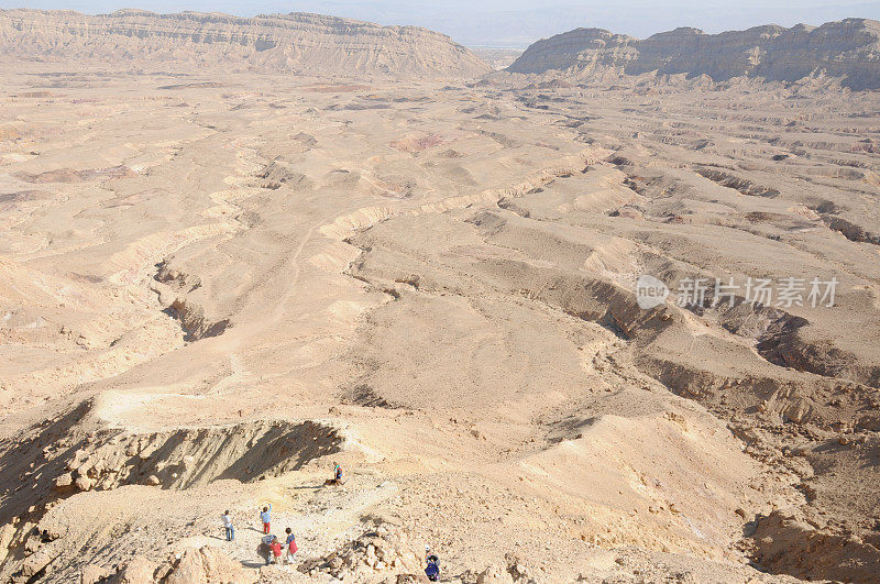 在以色列内盖夫沙漠徒步旅行