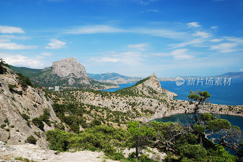 有尖顶披风的克里米亚风景