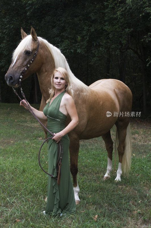 漂亮的金发和一匹马
