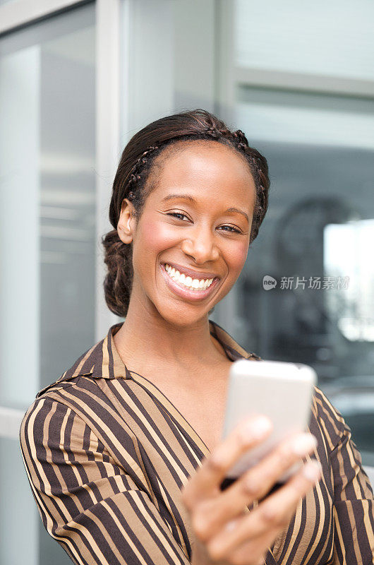 拥有智能手机的现代非裔美国女商人