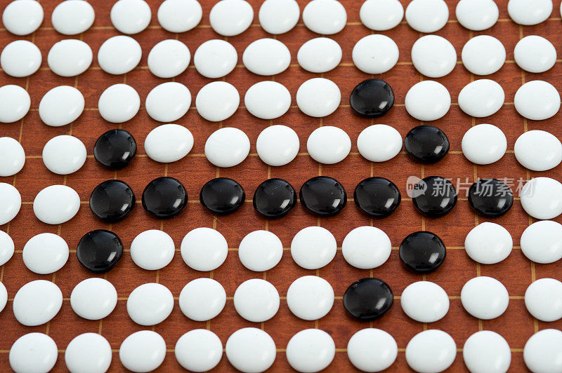 在围棋棋盘上的箭头