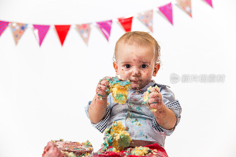 第一个生日的时候，一个可爱的小男孩把蛋糕砸了