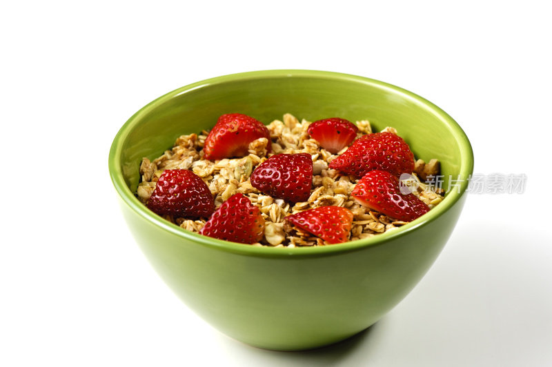 健康早餐:格兰诺拉麦片和草莓