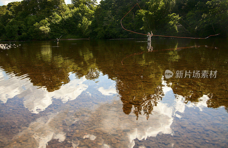 宁静的河景与两个飞鱼垂钓