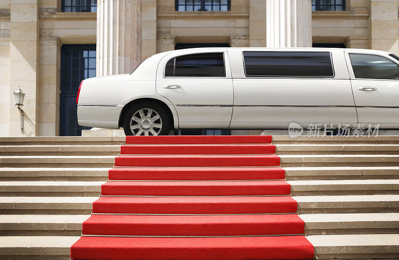 红地毯上的豪华轿车准备迎接名人