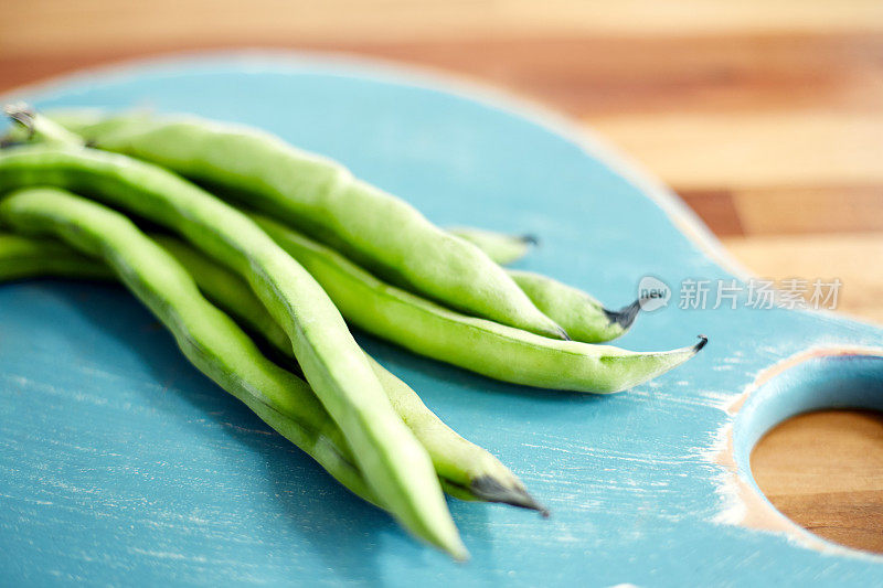 切菜板上绿蚕豆的特写