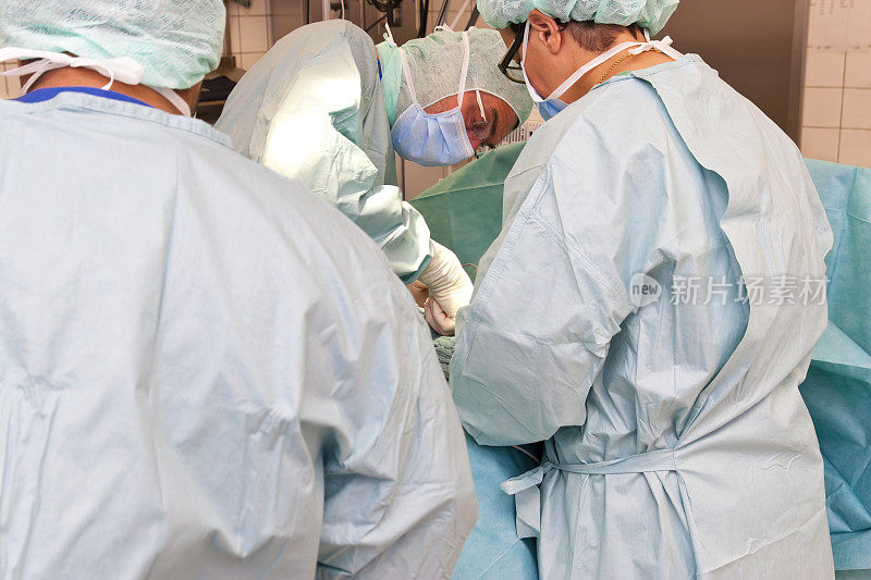 三个外科医生在做手术