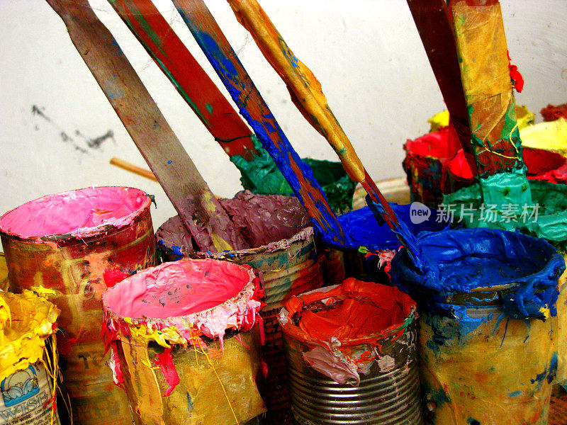 彩色干燥艺术家调色板供应油漆罐与肮脏的棍棒