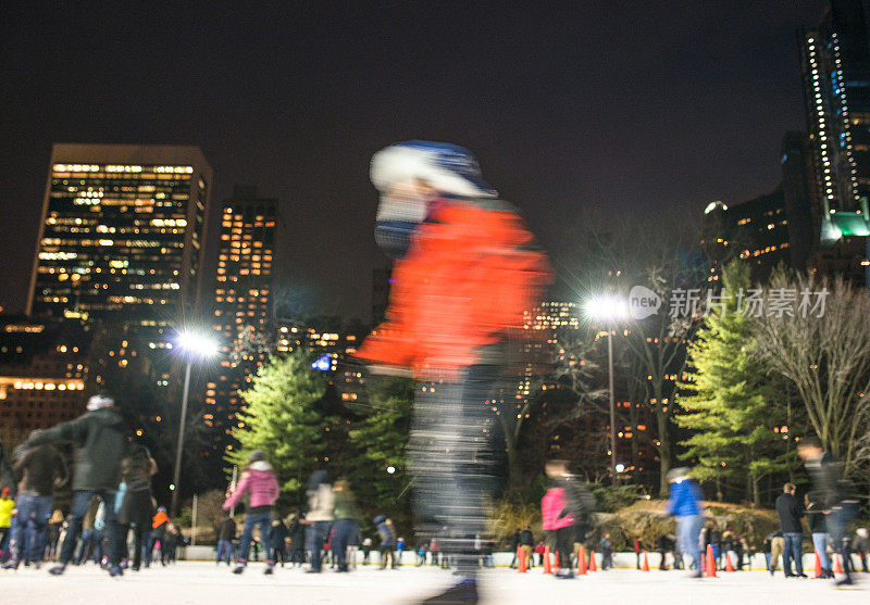 中央公园溜冰场的人们玩得很开心