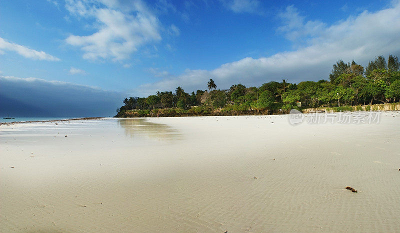 印度洋的迪亚尼海滩。全景XXL