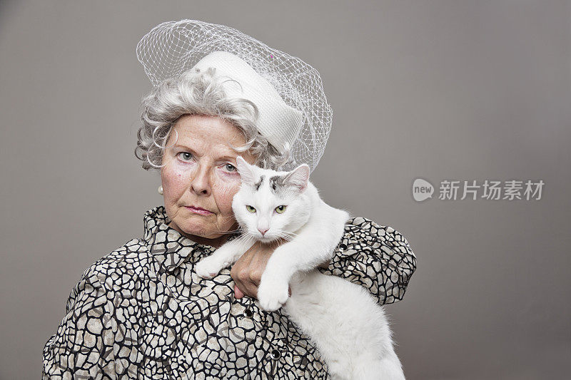 怪异的高级女性复古风格抱着猫