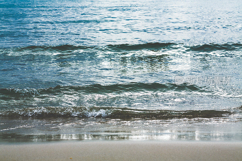 海滩的水面上有小波浪