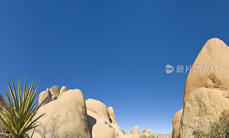 亚卡，沙漠岩石，湛蓝的天空