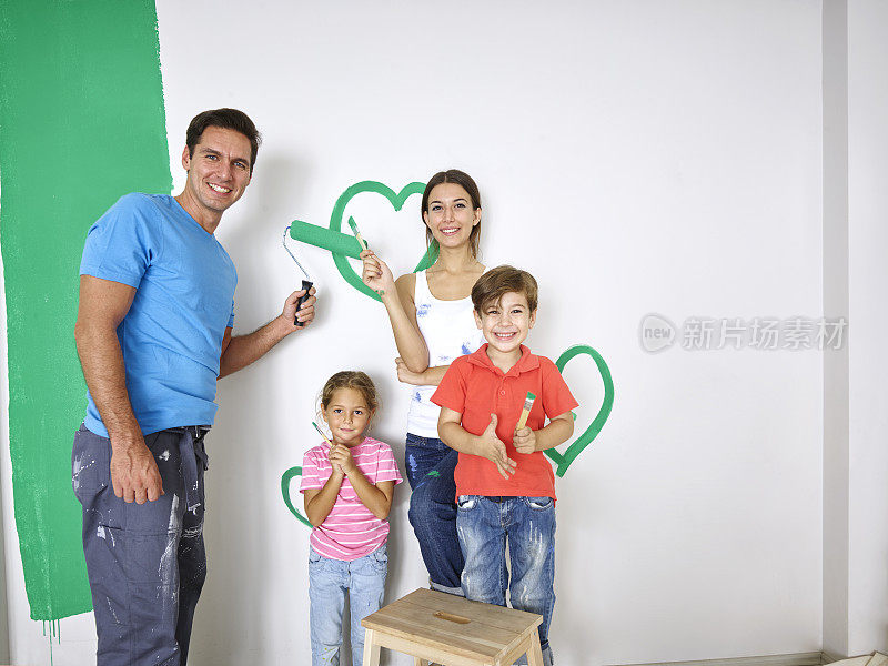 家人把墙漆成绿色一起