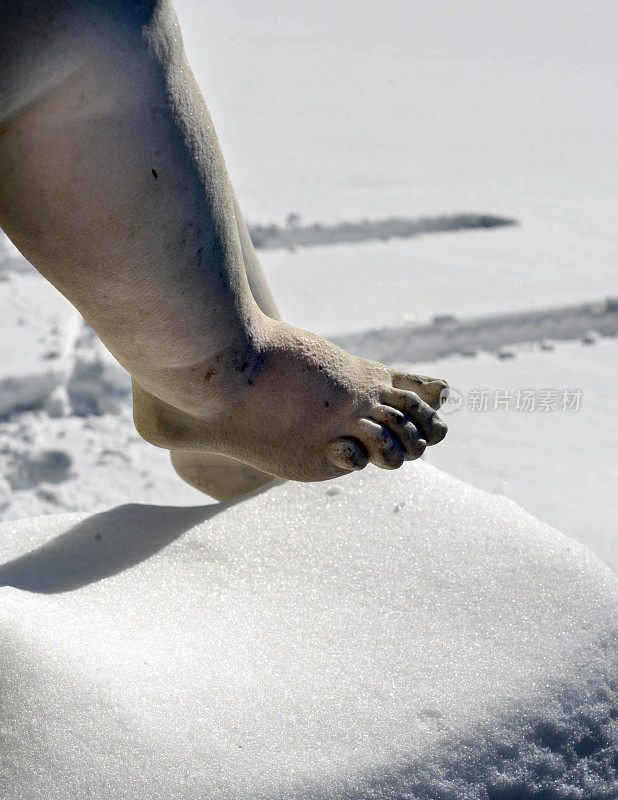 踩在雪