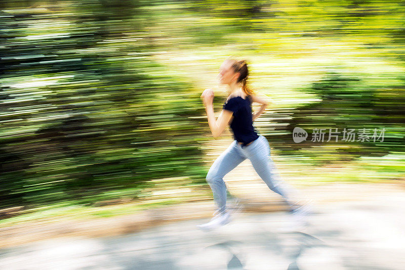 年轻女子在公园慢跑，动作模糊，动作