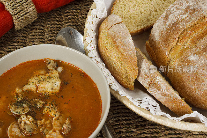 Cioppino，鱼汤配海鲜和面包即食