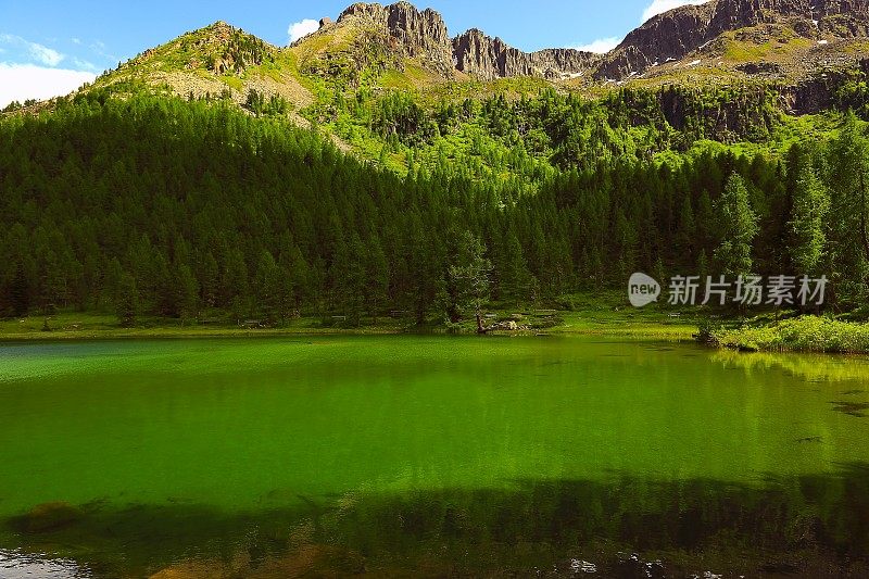 高山湖泊:意大利泰洛阿尔卑斯山脉，日出时田园诗般的白云石景观